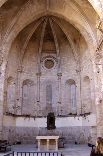 Ábside de la iglesia del monasterio de Piedra con el orificio circular con adorno de cuatro lóbulos 